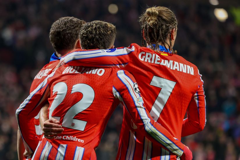 Trois joueurs de football en maillot rayé rouge et blanc se tiennent les uns autour des autres, illustrant la camaraderie qui rend le jeu si spécial. Alors qu'ils posent pour Betway Arabia, les noms et numéros « Morata 22 » et « Griezmann 7 » affichent fièrement leur esprit d'équipe.