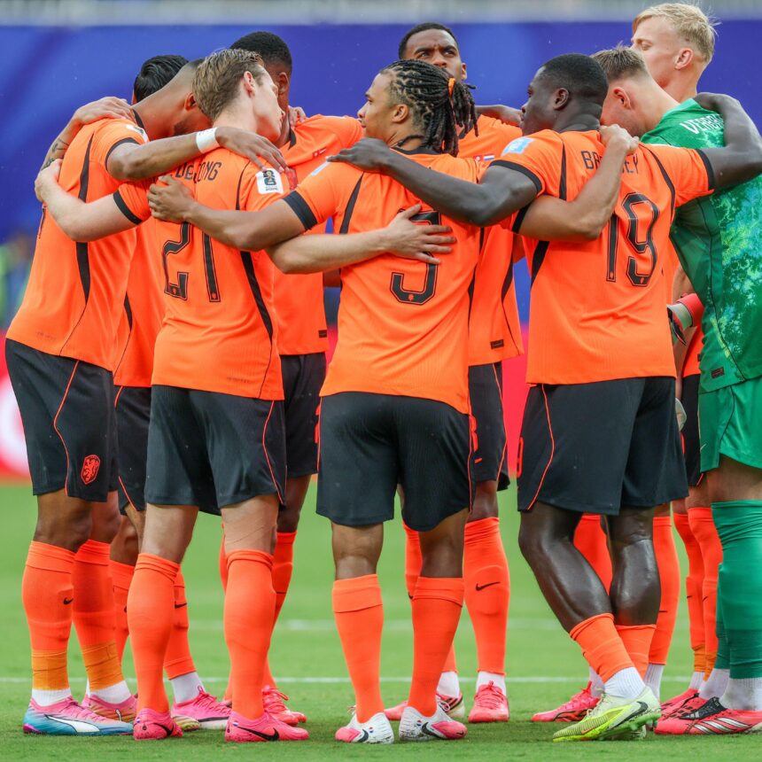Kansas City, MO, USA. 25th June, 2026. Netherlands huddles before the match against Tunisia at Kansas City Stadium in Kansas City, MO. Roman Puno/CSM (Credit Image: © Roman Puno/Cal Sport Media). Credit: csm/Alamy Live News