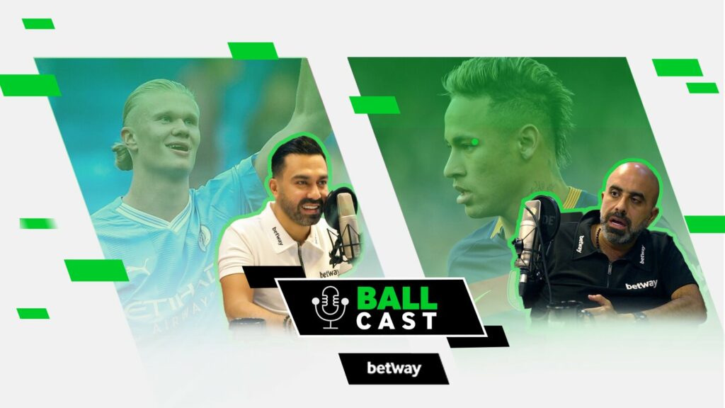 لافتة بودكاست تظهر فيها مضيفان يتحدثان في الميكروفون، مع عرض عنوان Ball Cast بشكل بارز. تتضمن الخلفية صورًا للاعب كرة قدم ومضيفين متحركين. تم وضع شعار Betway Arabia بشكل أنيق في الأسفل، مما يضيف لمسة من الأناقة إلى هذا المشهد الجذاب.