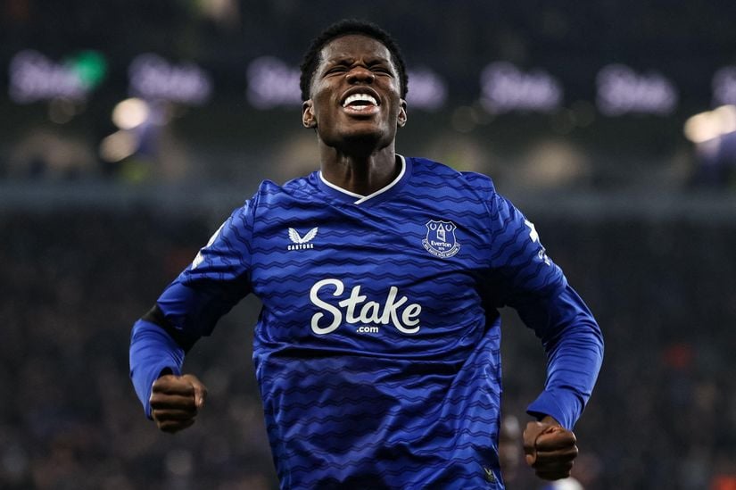 Barry Rescues Everton as Late Surge Denies Leeds Victory