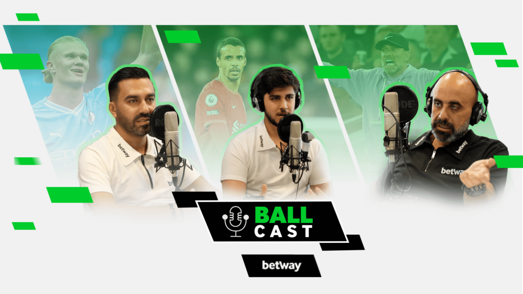 يتحدث ثلاثة رجال في الميكروفونات في استوديو البث الصوتي، وهم يرتدون قمصانًا تحمل علامة Betway التجارية. وخلفهم صور للاعبي كرة قدم ولاعب جولف، محاطين بأشكال هندسية خضراء. ويظهر شعار Ball Cast وشعار شركة Bw Arabia بشكل بارز في المنتصف.