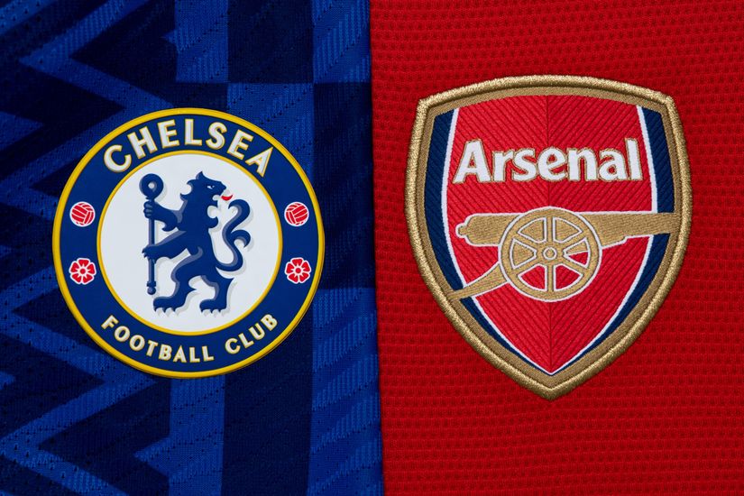 Gros plan des logos des clubs de football Chelsea et Arsenal côte à côte, parfait pour tout amateur de Betway. Le logo de Chelsea présente un lion bleu avec un bâton et des roses rouges sur un fond bleu, tandis que l'emblème d'Arsenal présente un canon et le nom de l'équipe affiché en gras sur un bouclier rouge.