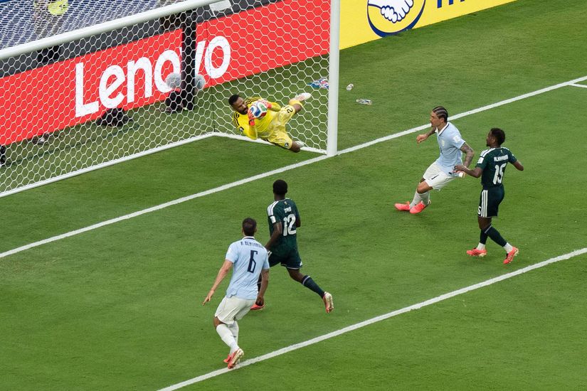 السعودية 1-1 أوروغواي: تألق العويس يحرم فريق بيلسا من الفوز في تعادل مثير بكأس العالم 2026
