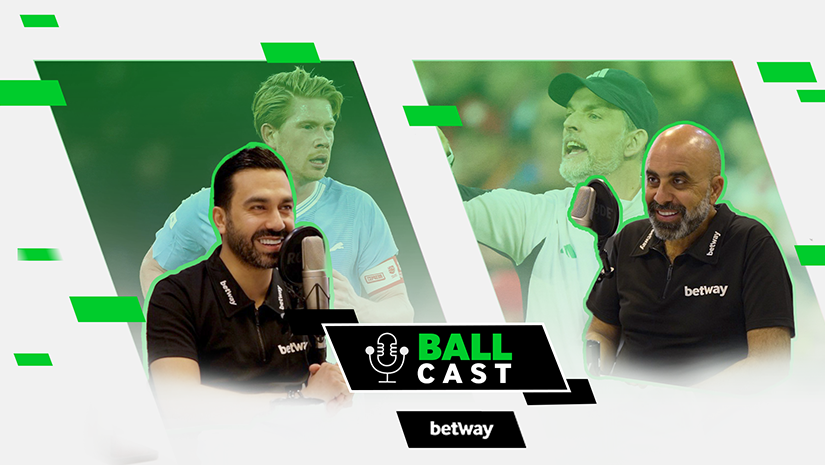 يظهر أربعة رجال يرتدون ملابس رياضية في رسم بياني ديناميكي باللونين الأخضر والأبيض. يرتدي اثنان منهم قمصان Betway Arabia ويتحدثان في الميكروفونات. النص Ball Cast مع أيقونة الميكروفون هو المحور الرئيسي. تتضمن الخلفية لمسات خضراء وأحداث رياضية غير واضحة، مما يسلط الضوء على ضجة Betway Arabia.