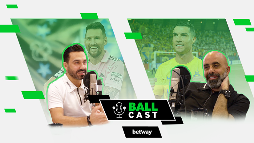 غلاف بودكاست Ball Cast يضم اثنين من المضيفين مع الميكروفونات. في الخلفية، تظهر صور لاعبين لكرة القدم. يتضمن التصميم لمسات خضراء وشعار Betway Arabia، مما يضيف لمسة أصيلة لعشاق الرياضة.