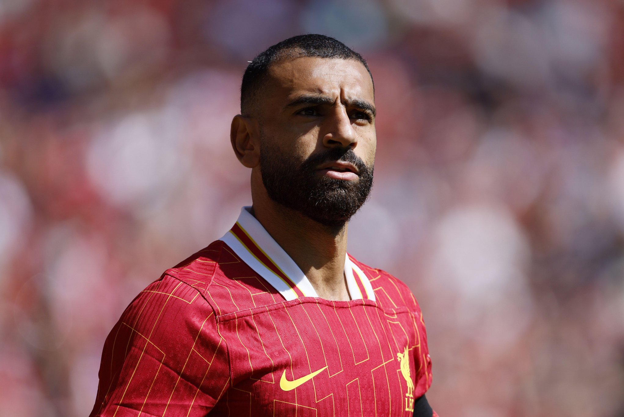 سجّل النجم المصري محمد صلاح هدفاً ساهم من خلاله في فوز فريقه ليفربول على ضيفه برينتفورد 0-2، في مباراة احتضنها ملعب "أنفيلد رود"، أمس الأحد، ضمن مباريات الأسبوع الثاني من الدوري الإنكليزي الممتاز لكرة القدم وجاء هدف صلاح في الدقيقة 70 من زمن المباراة، إذ تلقى الكرة من خارج منطقة الجزاء ثم توجّه نحو مرمى المنافس قبل أن يطلقها في الشباك. وبهذا الهدف أصبح صلاح أكثر لاعب هزّ شباك برينتفورد في "البريميير ليغ" بمجموع 6 أهداف. وواصل "الفرعون" المصري انطلاقته القوية في الموسم الجديد حيث تمكّن من التسجيل في الجولتين الأولى والثانية للمرة الأولى منذ انضمامه إلى صفوف "الريدز". كما وصل النجم البالغ من العمر 32 عاماً الى المساهمة التهديفية الرقم 128 في ملعب فريقه في "البريميير ليغ"، محرزاً 93 هدفاً الى جانب تقديمه 35 تمريرة حاسمة. اما بالنسبة الى ليفربول فقد وصل بهذا الانتصار إلى نقطته السادسة ليقف في المركز الرابع على لائحة الترتيب العام، بفارق الأهداف خلف مانشستر سيتي وبرايتون وأرسنال بالرصيد عينه من النقاط. وقال المدرب الهولندي أرنه سلوت الذي يحلّ فريقه ضيفاً على مانشستر يونايتد في قمة المرحلة الثالثة في نهاية الأسبوع الحالي: "في الشوط الأول كان لدى برينتفورد طاقةً أكبر، ثم في الشوط الثاني اختلف الأمر، فأدى ذلك في النهاية إلى ظهور فجوات". وتابع: "في النهاية لم يعد لدى برينتفورد القوة للدفاع أمامنا". بدوره قال لاعب الوسط الأرجنتيني أليكسيس ماك أليستر: "نعلم أن هناك تطوّراً يجب علينا تحقيقه. على صعيد التحوّلات، يفترض علينا التحلي بالصبر أحياناً، لكننا في خضم مرحلة انتقالية". وأكمل: "يعمل الجميع بجدّ لاستيعاب أفكار أرنه".